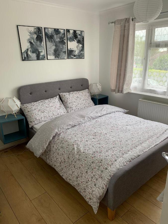 Beaconsfield 4 Bedroom House In Quiet And A Very Pleasant Area, Near London Luton Airport With Free Parking, Fast Wifi, Smart Tv Bagian luar foto