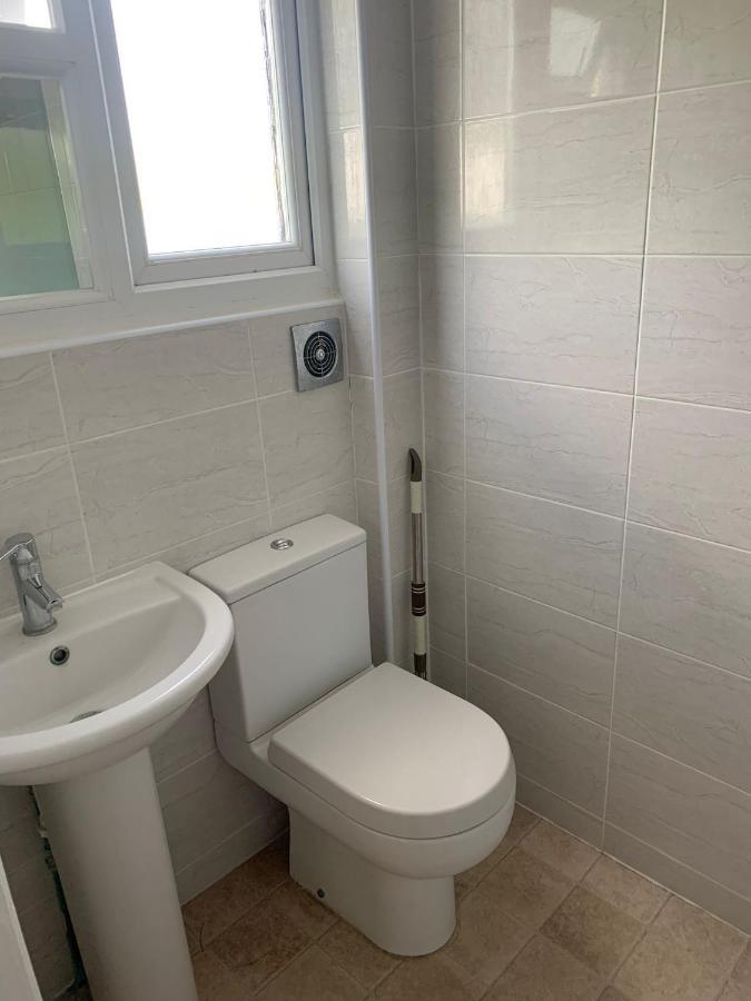 Beaconsfield 4 Bedroom House In Quiet And A Very Pleasant Area, Near London Luton Airport With Free Parking, Fast Wifi, Smart Tv Bagian luar foto