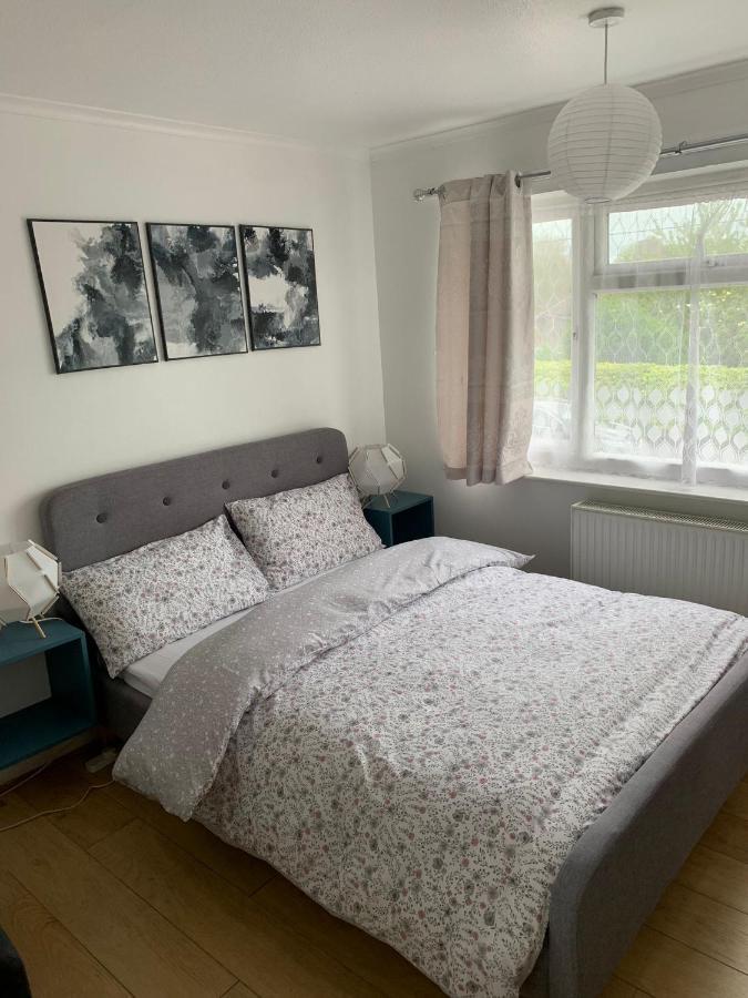 Beaconsfield 4 Bedroom House In Quiet And A Very Pleasant Area, Near London Luton Airport With Free Parking, Fast Wifi, Smart Tv Bagian luar foto