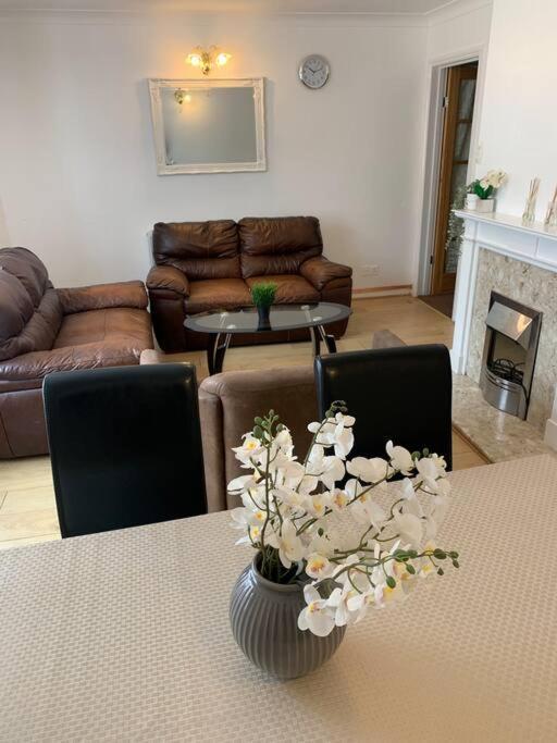 Beaconsfield 4 Bedroom House In Quiet And A Very Pleasant Area, Near London Luton Airport With Free Parking, Fast Wifi, Smart Tv Bagian luar foto