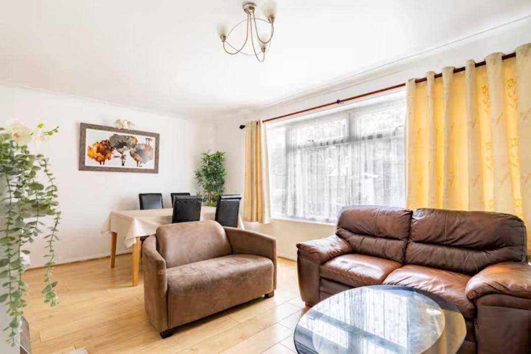 Beaconsfield 4 Bedroom House In Quiet And A Very Pleasant Area, Near London Luton Airport With Free Parking, Fast Wifi, Smart Tv Bagian luar foto