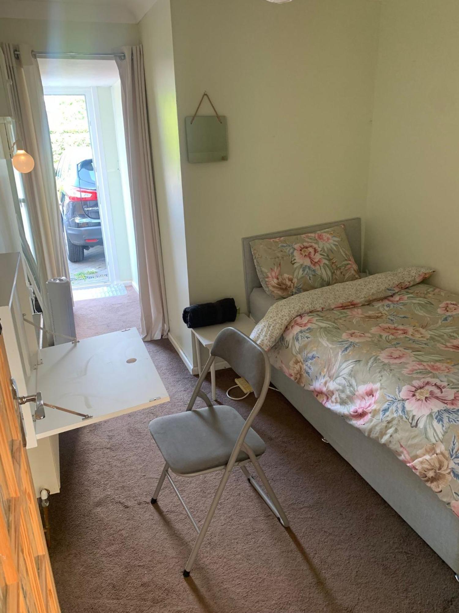 Beaconsfield 4 Bedroom House In Quiet And A Very Pleasant Area, Near London Luton Airport With Free Parking, Fast Wifi, Smart Tv Bagian luar foto